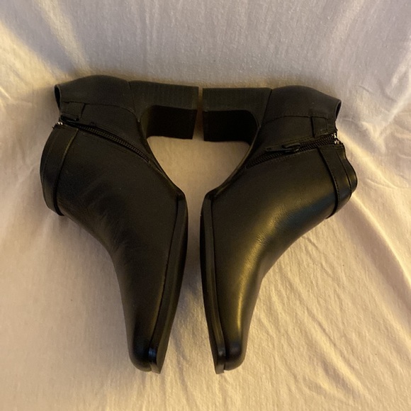 NIB pair of A. J. Valenti leather ankle booties - Picture 4 of 9